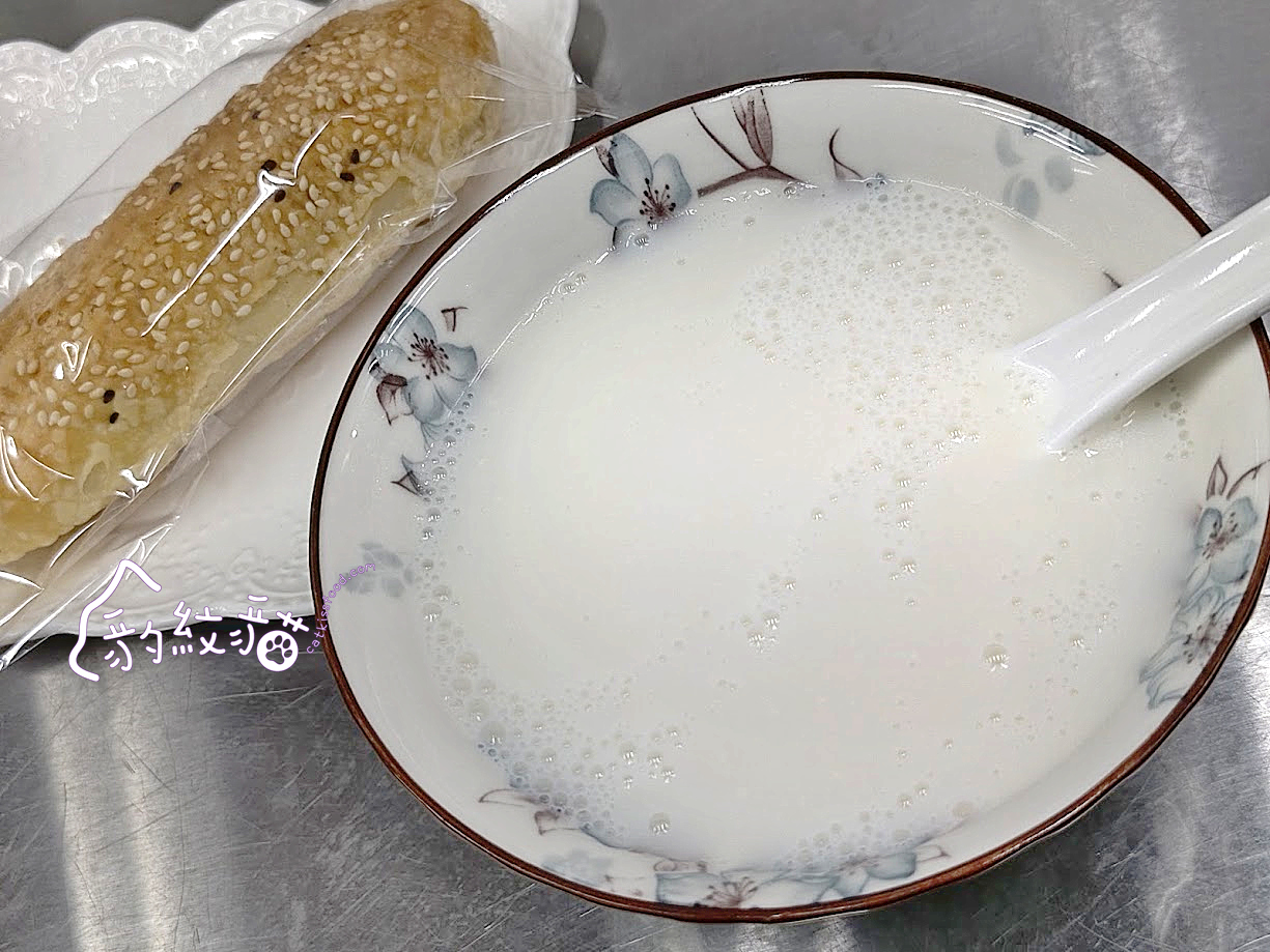 沈奶奶杏仁茶 濃純香的優質飲，手工燒餅酥脆可口，寒冬中的絕配暖食