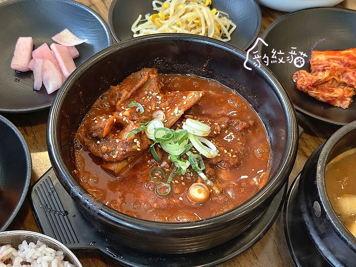 고향소갈비찜故鄉牛排骨 釜山東萊站的人氣美食，辣燉牛排骨辛香鮮嫩好下飯