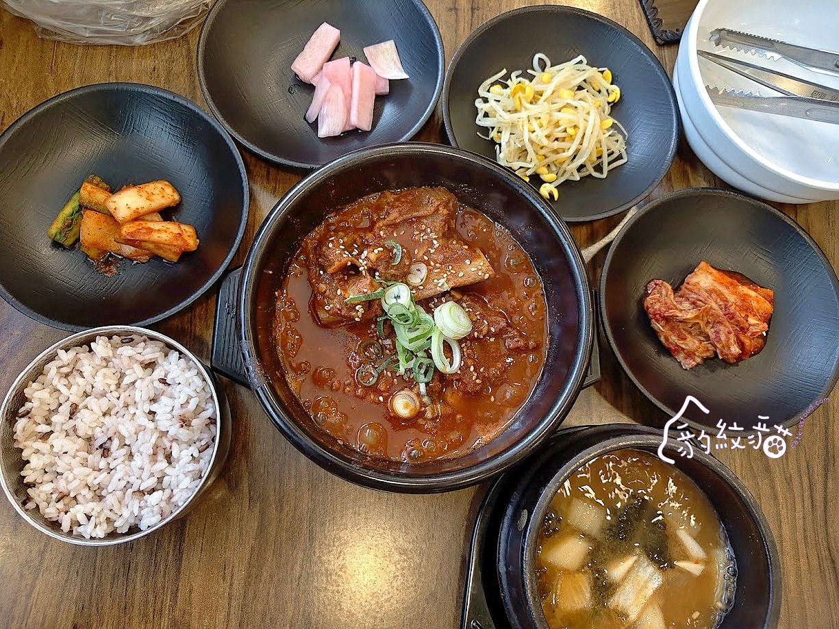 고향소갈비찜故鄉牛排骨 釜山東萊站的人氣美食，辣燉牛排骨辛香鮮嫩好下飯