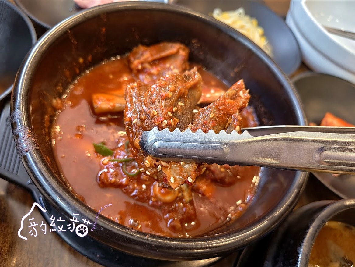 고향소갈비찜故鄉牛排骨 釜山東萊站的人氣美食，辣燉牛排骨辛香鮮嫩好下飯