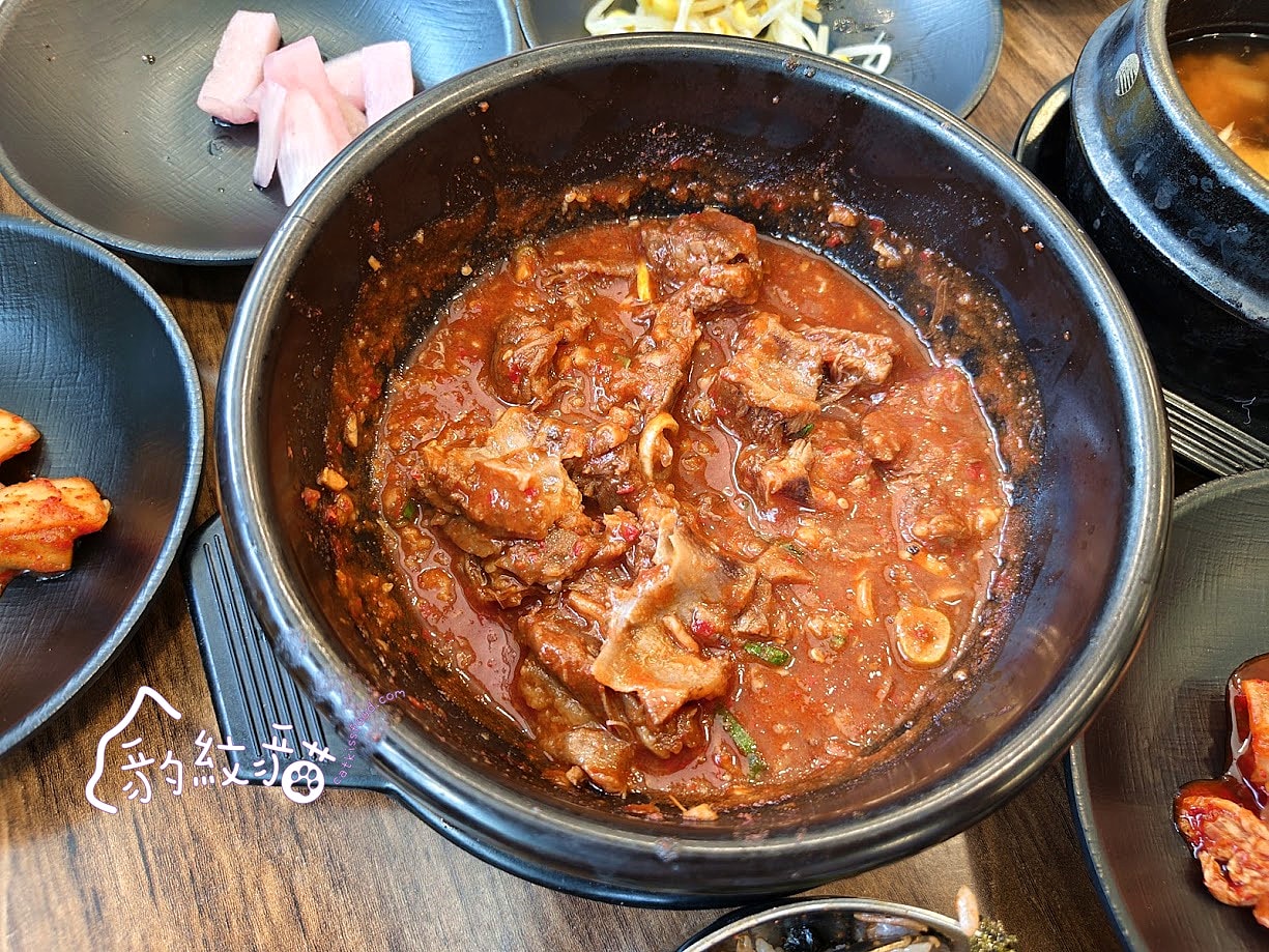 고향소갈비찜故鄉牛排骨 釜山東萊站的人氣美食，辣燉牛排骨辛香鮮嫩好下飯