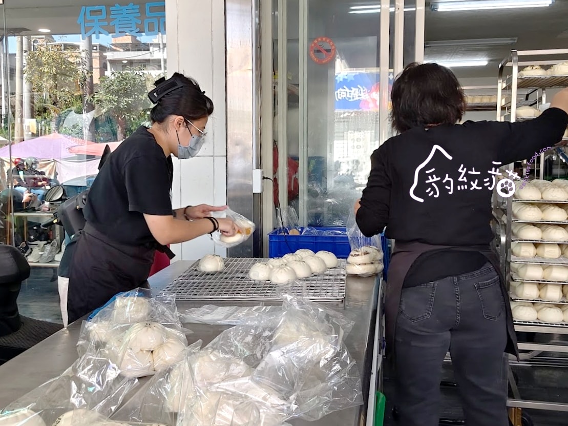 長興包子饅頭屋 老麵製作、平價好吃的饅頭與包子，一袋袋提著走