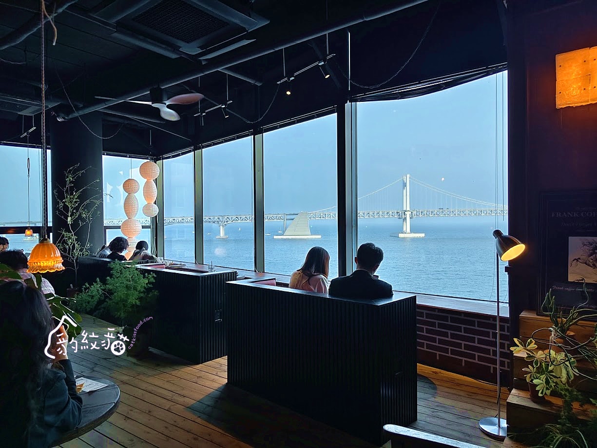 프랭크커핀바frank coffin bar 微醺酒吧風的海景咖啡店，彷彿走進復古電影場景