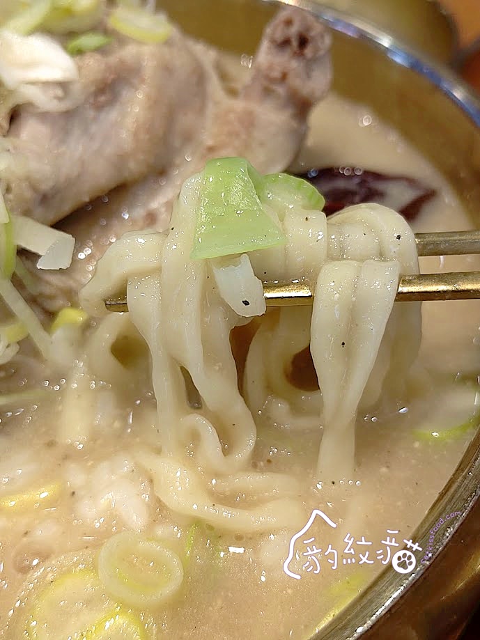 현풍닭칼국수서 서면점玄風雞絲刀削麵 西面店 蔘雞湯濃香舒爽，麵條滑Q，還有米飯愛相隨，Running Man推薦美食