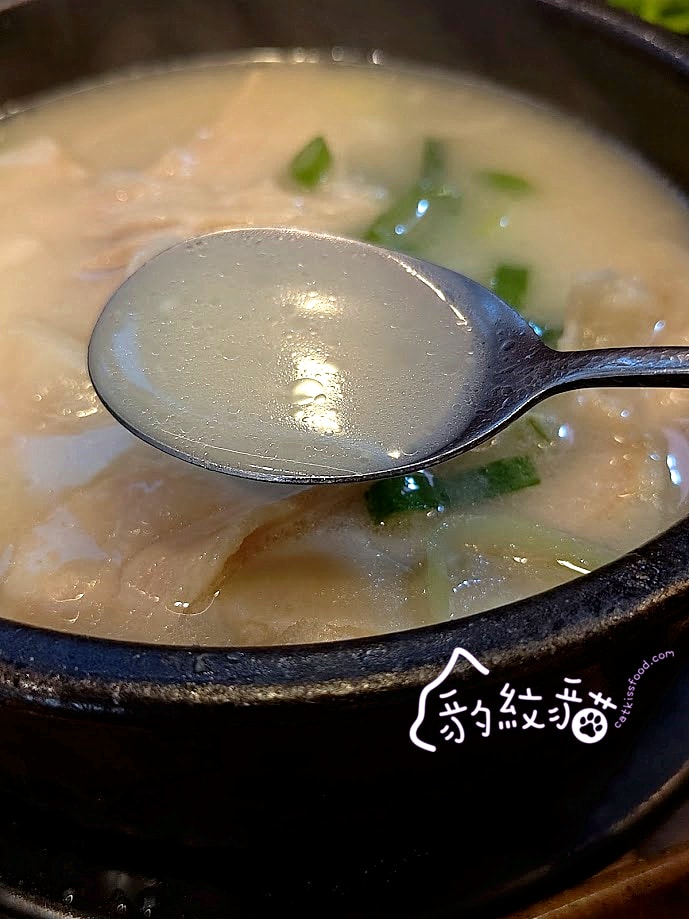 수변최고돼지국밥 水邊最高豬肉湯飯 韓國人排隊也要吃，湯頭讚，豬肉鮮，一吃難忘