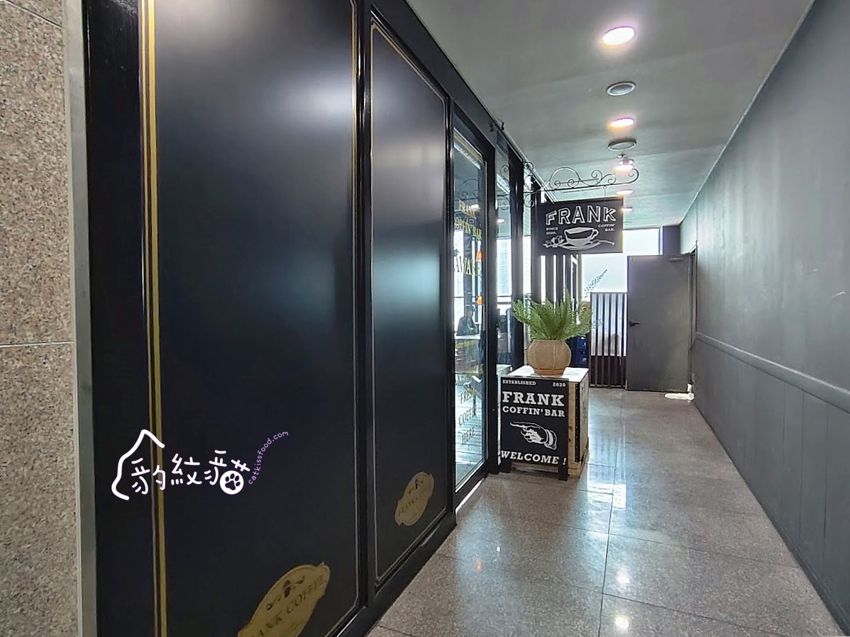 프랭크커핀바frank coffin bar 微醺酒吧風的海景咖啡店，彷彿走進復古電影場景