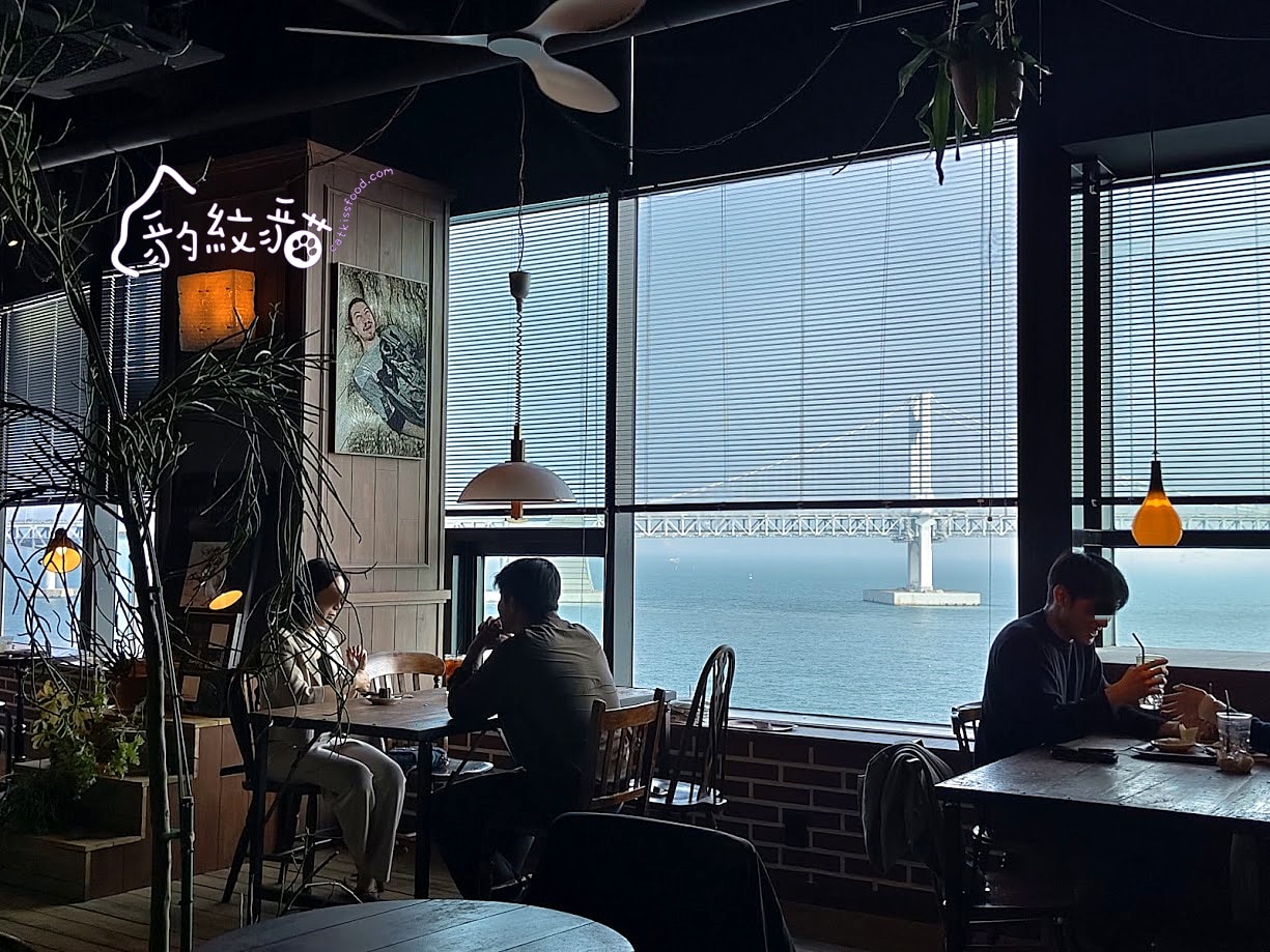 프랭크커핀바frank coffin bar 微醺酒吧風的海景咖啡店，彷彿走進復古電影場景