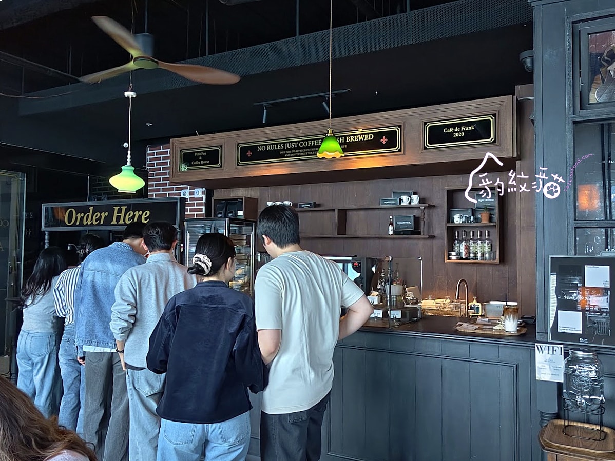 프랭크커핀바frank coffin bar 微醺酒吧風的海景咖啡店，彷彿走進復古電影場景