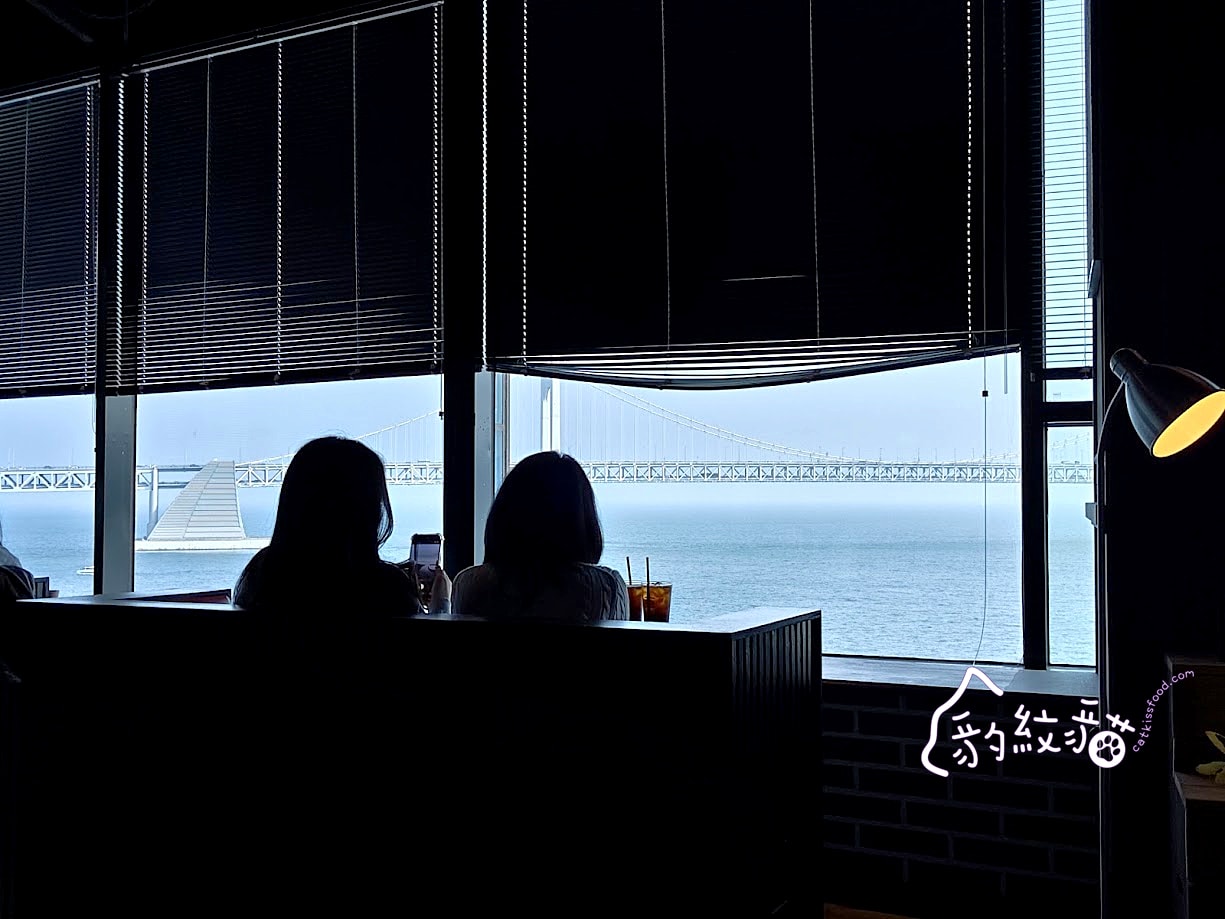 프랭크커핀바frank coffin bar 微醺酒吧風的海景咖啡店，彷彿走進復古電影場景