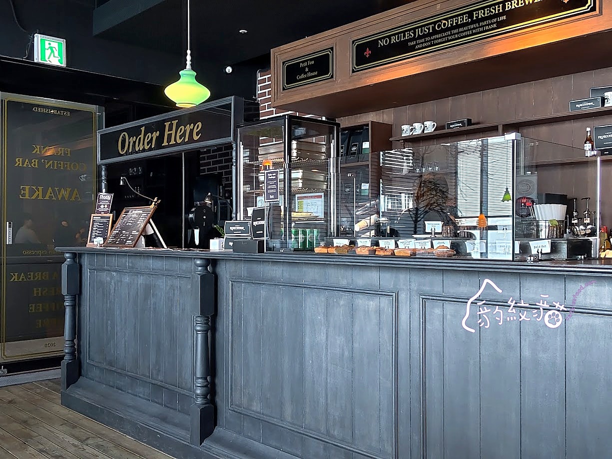 프랭크커핀바frank coffin bar 微醺酒吧風的海景咖啡店，彷彿走進復古電影場景