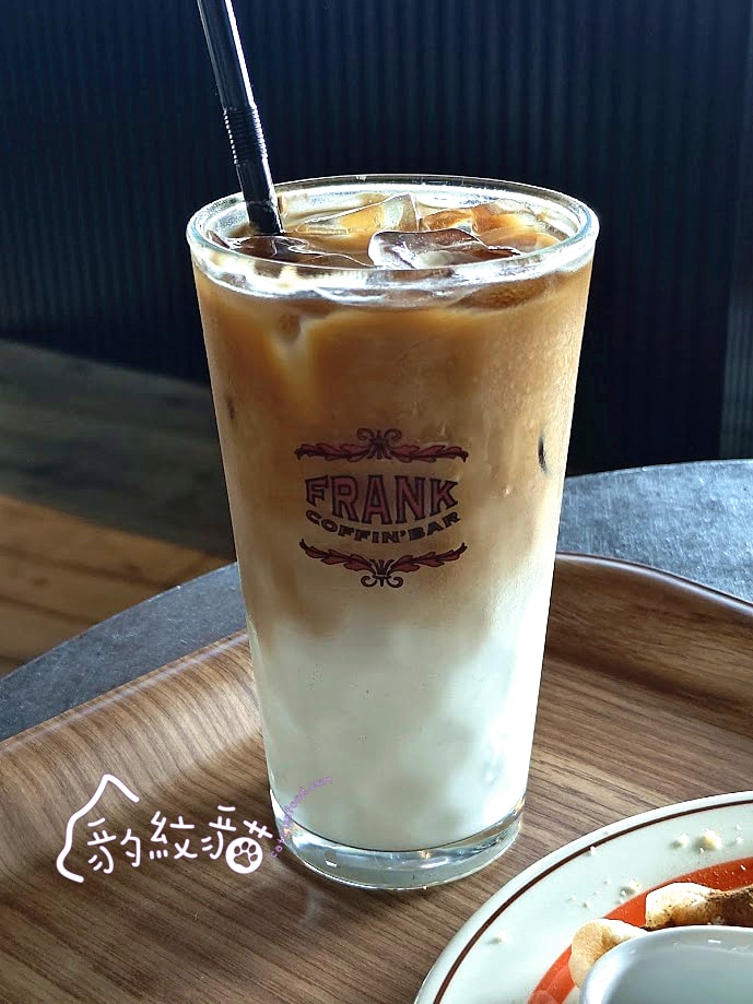 프랭크커핀바frank coffin bar 微醺酒吧風的海景咖啡店，彷彿走進復古電影場景