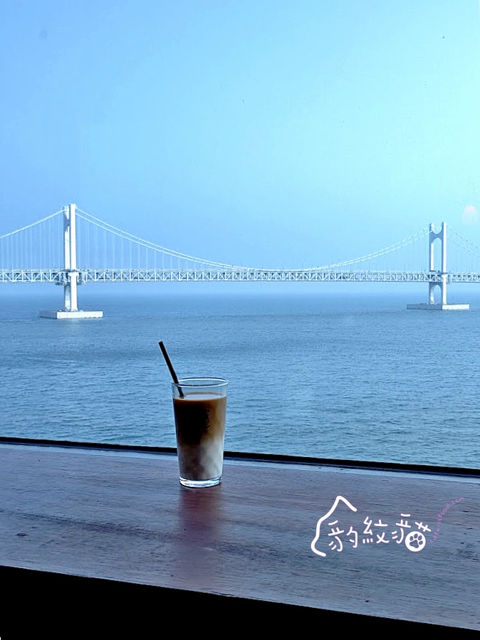 프랭크커핀바frank coffin bar 微醺酒吧風的海景咖啡店，彷彿走進復古電影場景