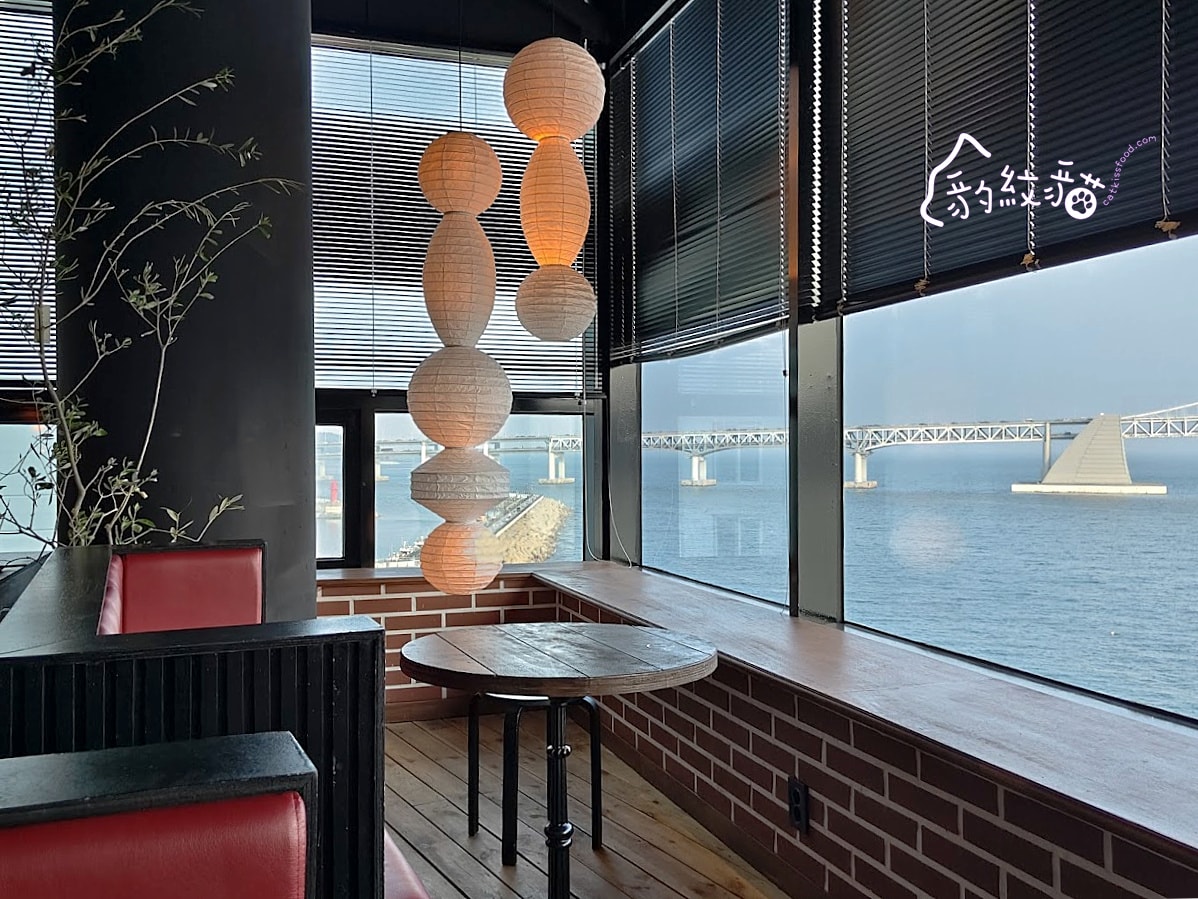 프랭크커핀바frank coffin bar 微醺酒吧風的海景咖啡店，彷彿走進復古電影場景