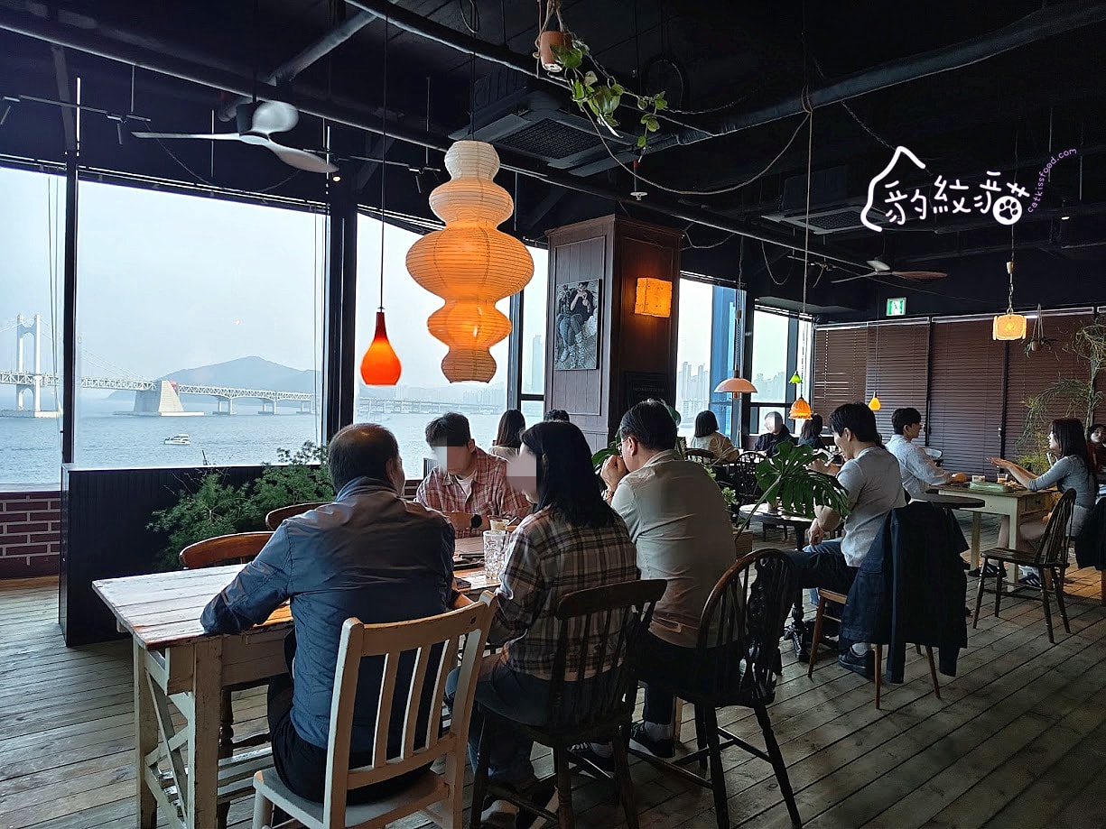 프랭크커핀바frank coffin bar 微醺酒吧風的海景咖啡店，彷彿走進復古電影場景