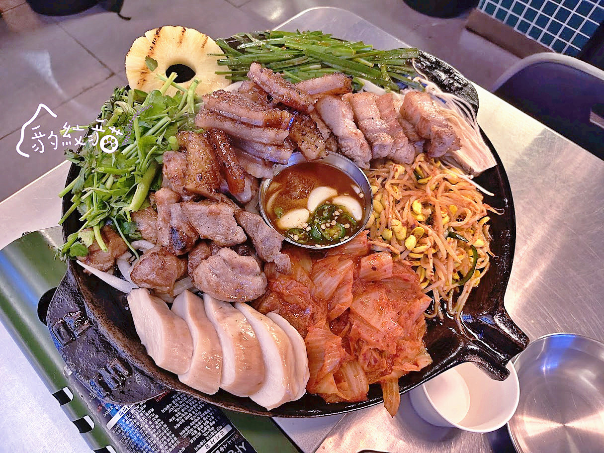 真心豬진심돈 서면점 藍絲帶認證，綜合招牌肉盤一吃三享，專人代烤，份量超霸氣！