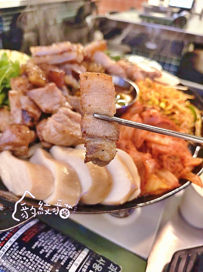 真心豬진심돈 서면점 藍絲帶認證，綜合招牌肉盤一吃三享，專人代烤，份量超霸氣！