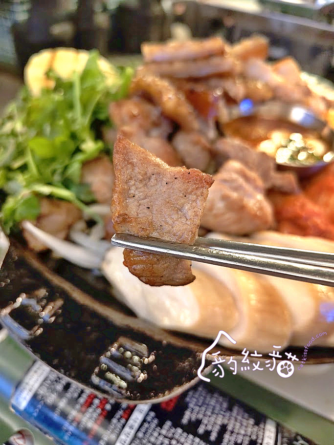 真心豬진심돈 서면점 藍絲帶認證，綜合招牌肉盤一吃三享，專人代烤，份量超霸氣！