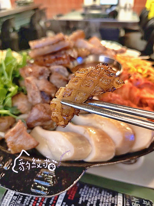 真心豬진심돈 서면점 藍絲帶認證，綜合招牌肉盤一吃三享，專人代烤，份量超霸氣！